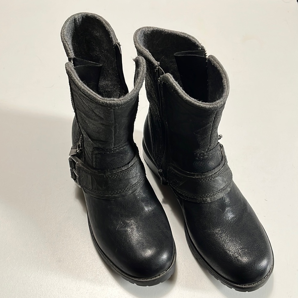 Clarks Women's Faralyn Rise Boot size 8